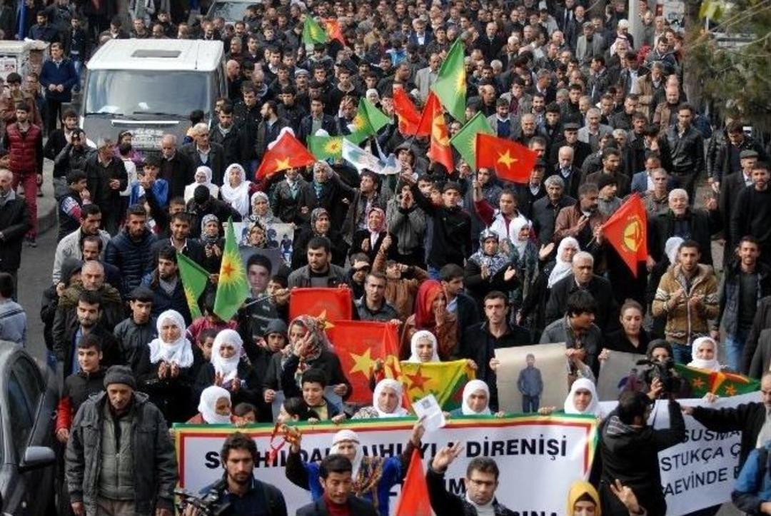 Diyarbakır&rsquo;da G&ouml;zaltıları Y&uuml;r&uuml;y&uuml;şle Protesto Ettiler