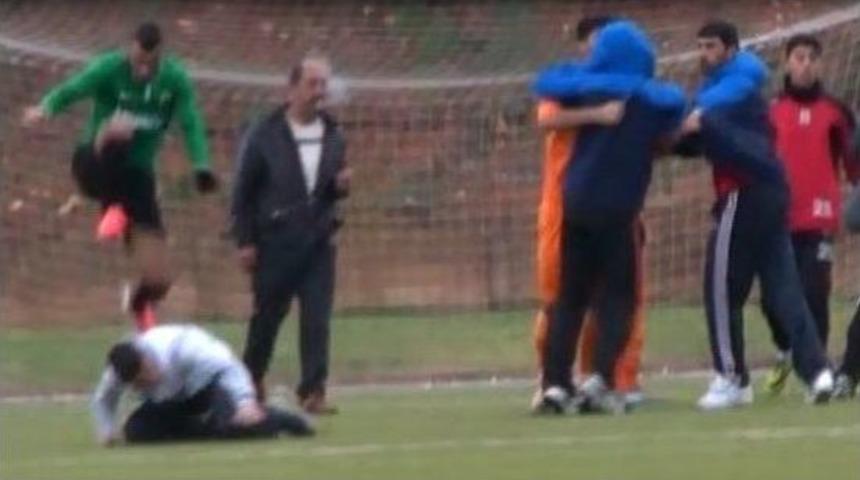 Amat&ouml;r Ma&ccedil;ta Tekmeli, Yumruklu Penaltı Kavgası