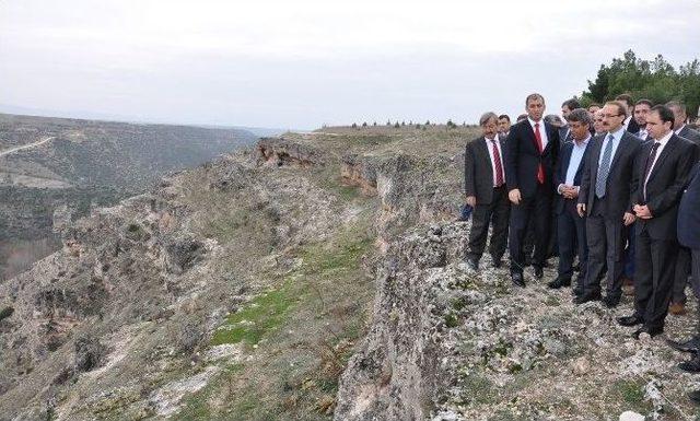 Uşak Ulubey Kanyonunda Cam Terasın Temeli Atıldı