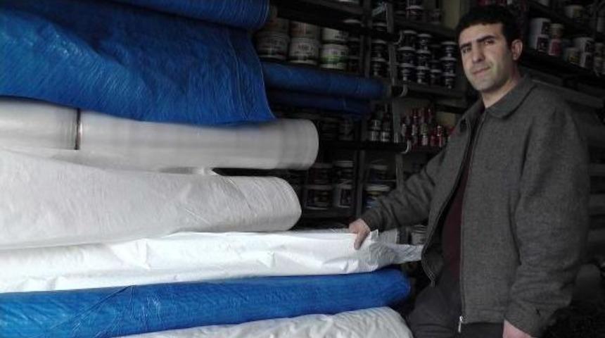 Muş'ta Soğuğa Karşi Naylonla Mantolama