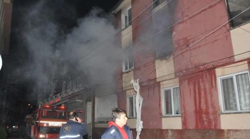 Eskişehir'de Apartmanda Patlama Ve Yangin: 5 Kişi Hastaneye Kaldirildi