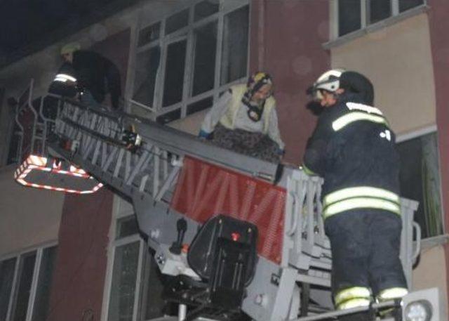 Eskişehir'de Apartmanda Patlama Ve Yangin: 5 Kişi Hastaneye Kaldirildi