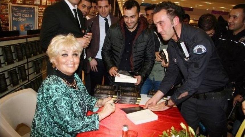 Yazar Nazan Şara Şatana İzdihamı