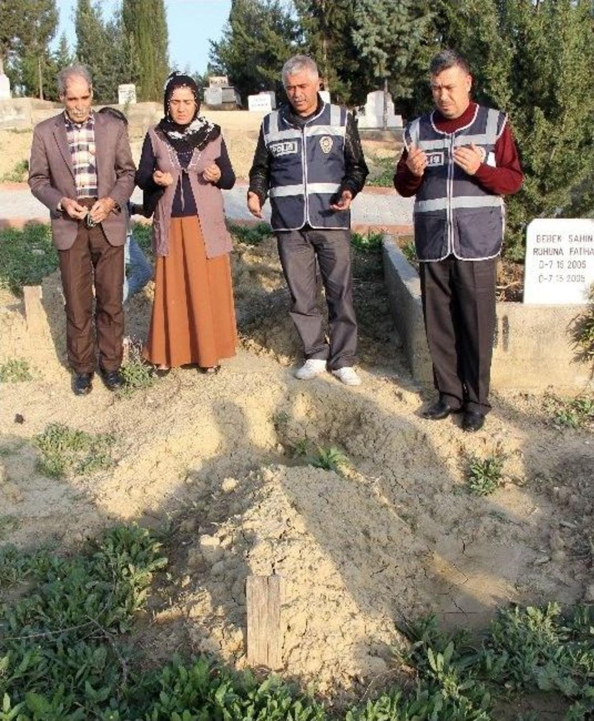 (&ouml;zel Haber) 10 Yıl &Ouml;nce Kaybolan Oğluna Kimsesizler Mezarlığında Kavuştu