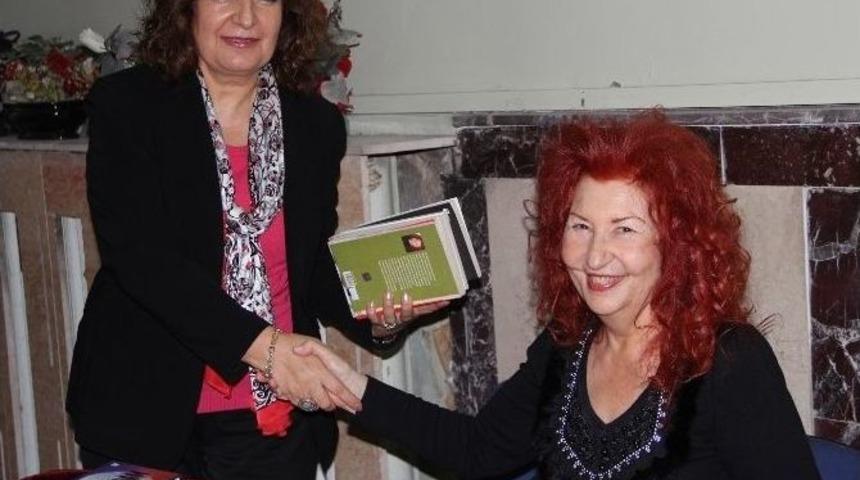 Yazar Nazlı Eray Sevenleri İle Buluştu