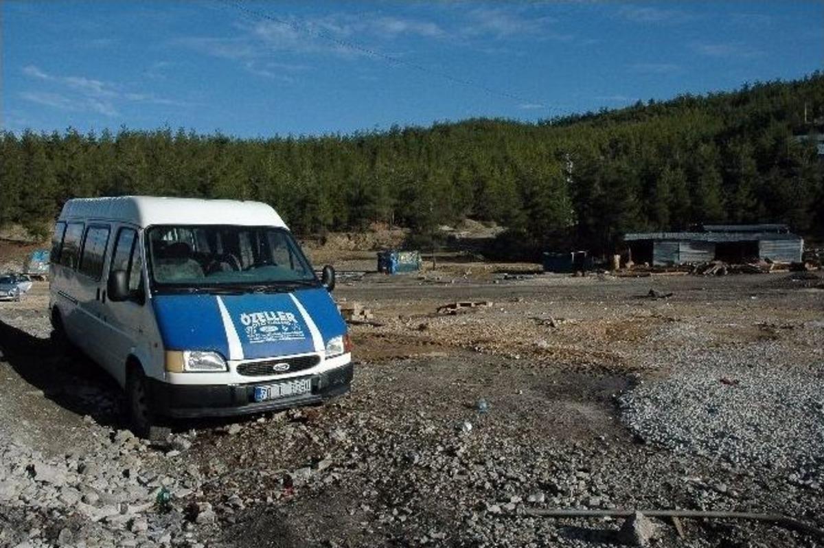 Madencileri Ocağa Getiren Minib&uuml;s Terk Edilmiş Halde Duruyor