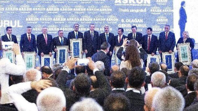 Cumhurbaşkanı Erdoğan’dan Askon Genel Kurulunda Konuk’a Plaket