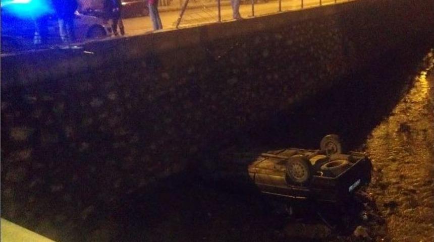 Kontrolden &Ccedil;ıkan Otomobil &Ccedil;aya U&ccedil;tu