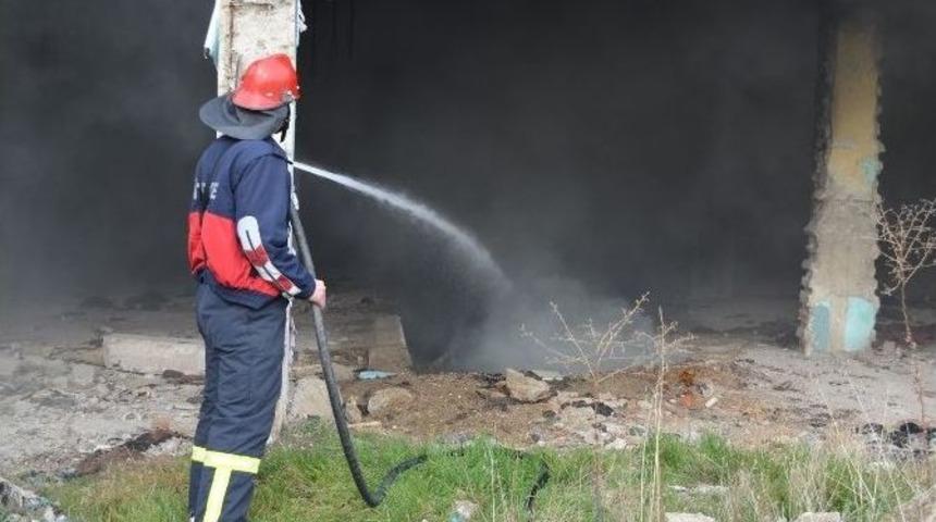 Kula&rsquo;da Metruk Binada Yangın