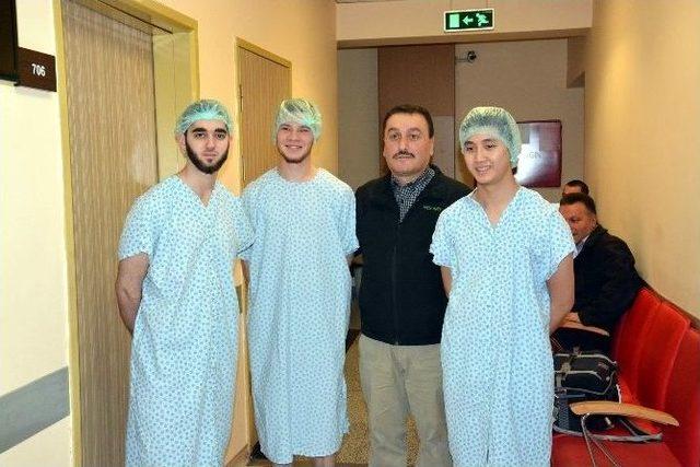 &Uuml;lkelerinde S&uuml;nnet Olamayınca &Ccedil;areyi T&uuml;rkiye&rsquo;de S&uuml;nnet Olmakta Buldular 2