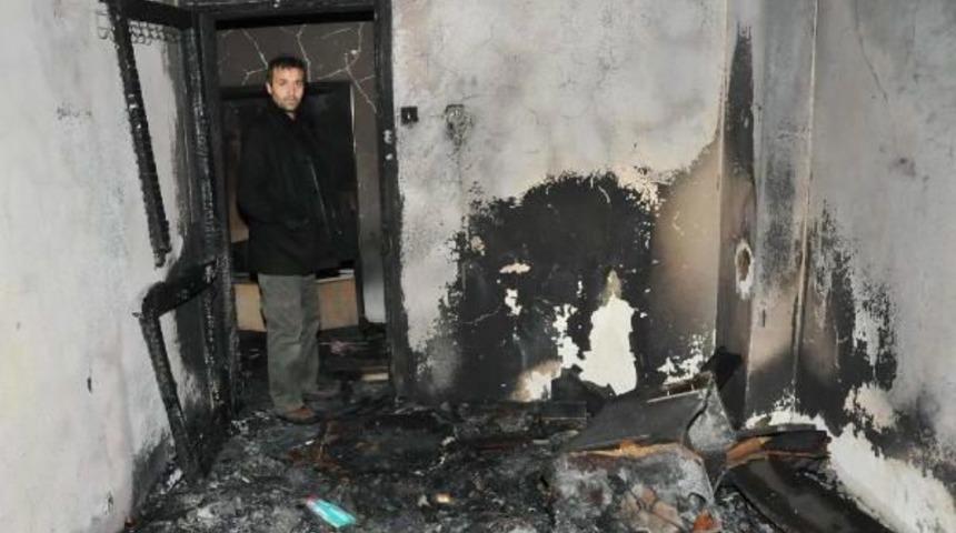 Eskişehir'de Apartmanda Patlama Ve Yangin: 5 Kişi Hastaneye Kaldirildi (2)