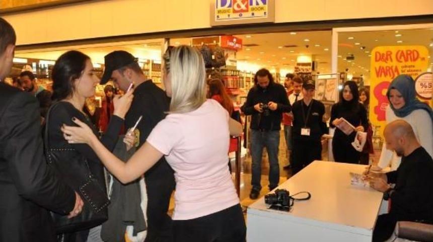 Kahraman Tazeoğlu, Kitabini İmzaladi