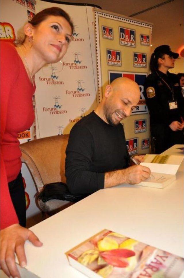 Kahraman Tazeoğlu, Kitabini İmzaladi 1
