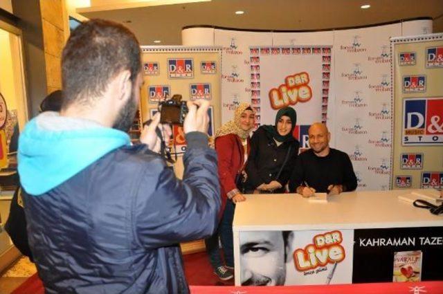 Kahraman Tazeoğlu, Kitabini İmzaladi 2