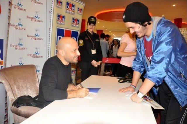 Kahraman Tazeoğlu, Kitabini İmzaladi 3