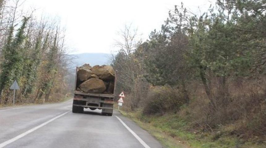 Kamyon S&uuml;r&uuml;c&uuml;s&uuml; Kazaya Davetiye &Ccedil;ıkarttı