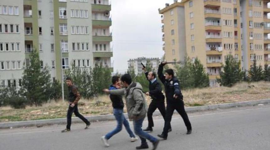 Madde Bağimlilari Polise Saldirdi: 7 G&ouml;zalti