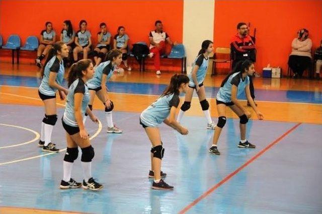 Süleymanpaşa Belediyespor Voleybol Takımı Tekirdağ Armaspor İle Karşılaştı