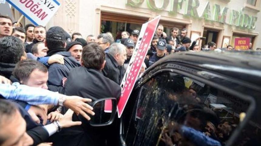 Eski Vekilin Bulunduğu Polis Araci Ak Partililer Tarafindan Yumurta Yağmuruna Tutuldu (1)