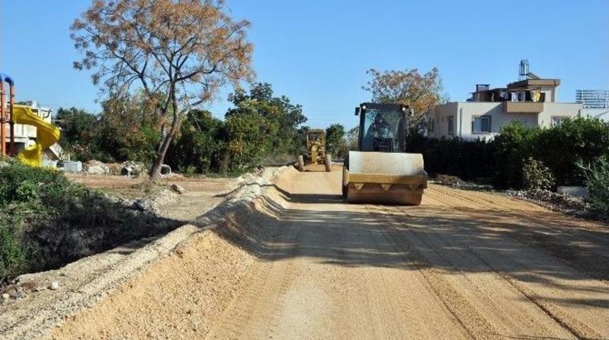 Erdemli Belediyesi &Ccedil;eşmeli&rsquo;de Yol &Ccedil;alışmalarını S&uuml;rd&uuml;r&uuml;yor