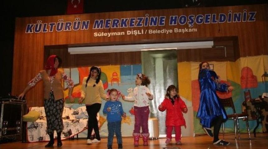 &Ccedil;ocuklar Sahneye &Ccedil;ıkarak G&ouml;n&uuml;llerince Oynadı