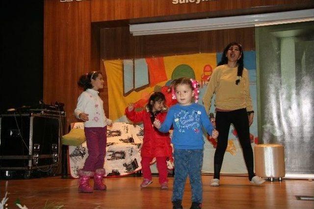 &Ccedil;ocuklar Sahneye &Ccedil;ıkarak G&ouml;n&uuml;llerince Oynadı 1