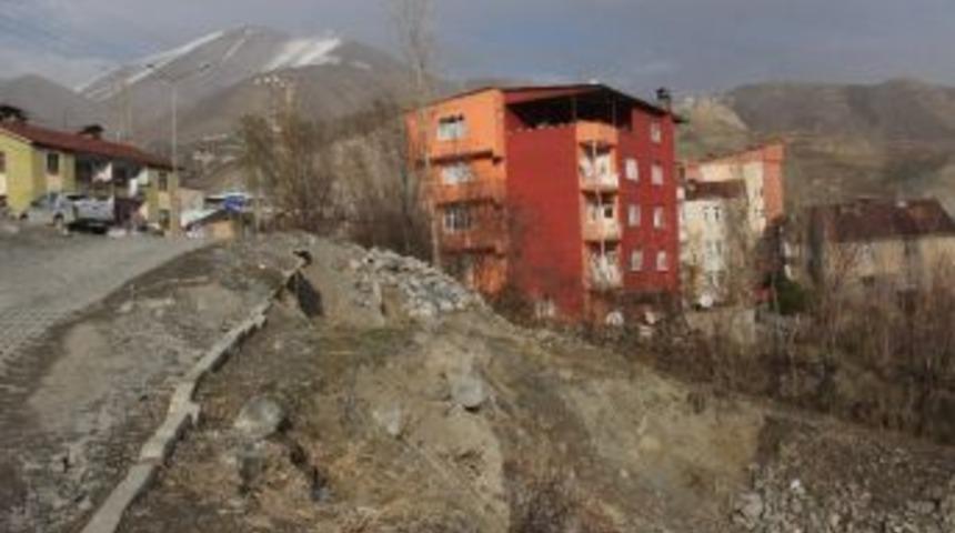 Hakkari&rsquo;de İstinat Duvarı &Ccedil;&ouml;kt&uuml;