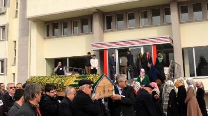 Emekli &Ouml;ğretim &Uuml;yesi G&ouml;zyaşlariyla Uğurlandi