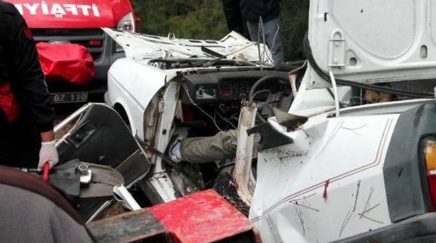 Şarampoldeki Ağaca &Ccedil;arpip İkiye Katlanan Otomobilin S&uuml;r&uuml;c&uuml;s&uuml; &Ouml;ld&uuml;