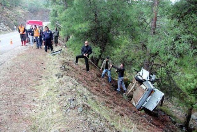 Şarampoldeki Ağaca &Ccedil;arpip İkiye Katlanan Otomobilin S&uuml;r&uuml;c&uuml;s&uuml; &Ouml;ld&uuml; 1