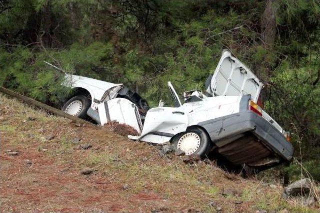 Şarampoldeki Ağaca &Ccedil;arpip İkiye Katlanan Otomobilin S&uuml;r&uuml;c&uuml;s&uuml; &Ouml;ld&uuml; 2