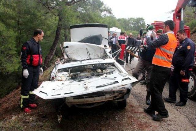 Şarampoldeki Ağaca &Ccedil;arpip İkiye Katlanan Otomobilin S&uuml;r&uuml;c&uuml;s&uuml; &Ouml;ld&uuml; 3