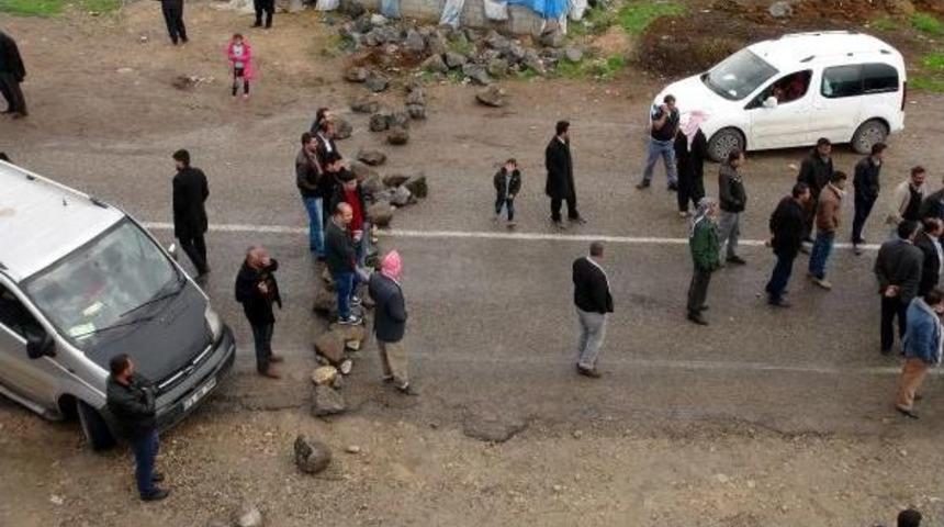 Elektrik Kesintilerini Protesto İ&ccedil;in Cizre-Şirnak Yolunu Ulaşima Kapattilar