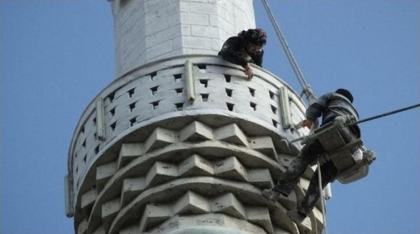 Kadın Boyacı Minare Tepesinde Ekmek Parası Kazanıyor