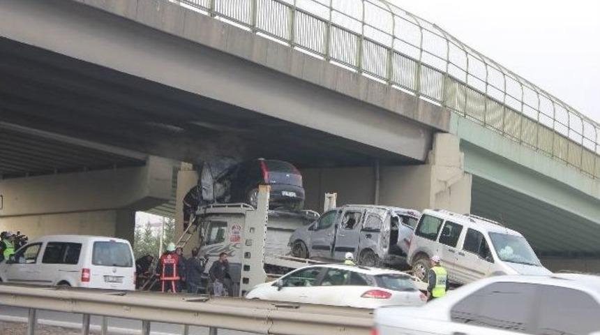 Tır&rsquo;a Y&uuml;klenen Otomobil Tem&rsquo;de Alev Aldı