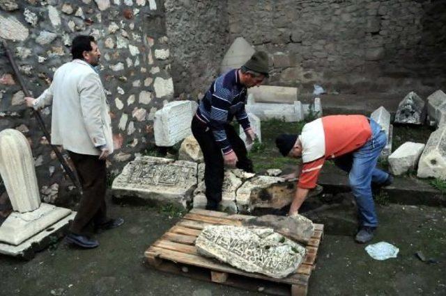Tarihi Mezar Taşlari Traktörle Taşindi 1