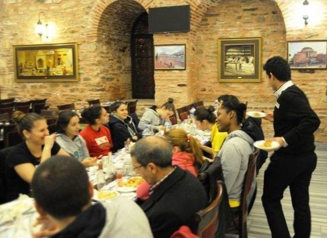 Basketbolculardan Kebaplı Galibiyet Kutlaması 1