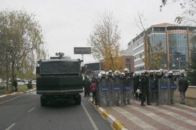 Polis Adliye Önünde Bekleyen Ailelerin Dağılmasını İstedi