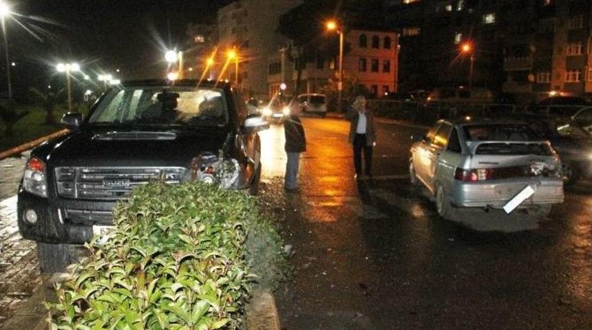 Kamyonetin &Ccedil;arptığı Otomobilin S&uuml;r&uuml;c&uuml;s&uuml; Yaralandı