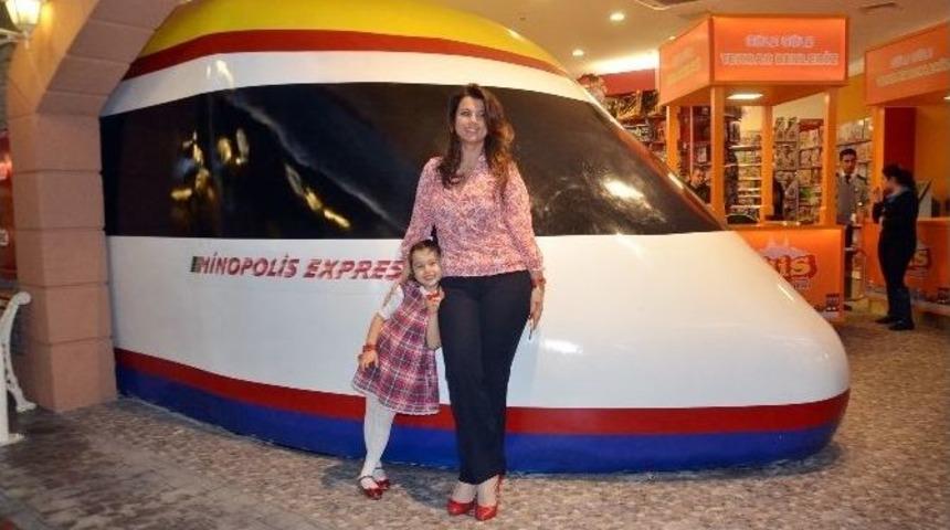 Sanat&ccedil;ı A&ccedil;elya Akkoyun&rsquo;un Kızı İle Minopolis Keyfi