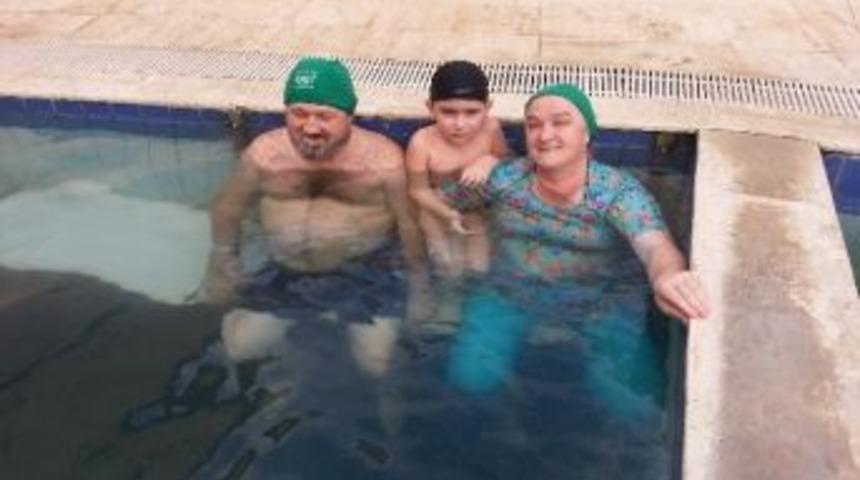 Eşine Kaplıca Havuzunda Y&uuml;zme &Ouml;ğretiyor