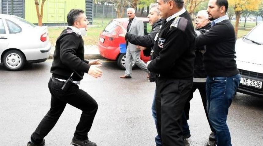 Antalya&rsquo;da Otopark G&ouml;revlisi Gazetecilere Saldırdı