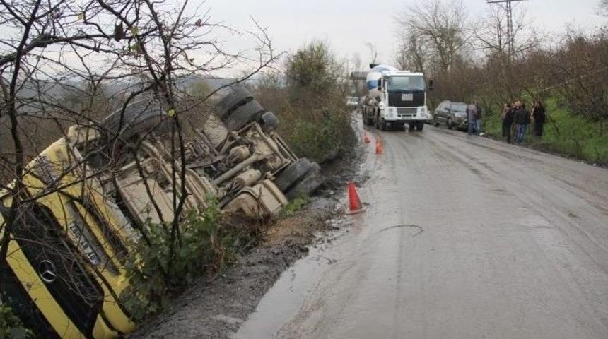 Alaplı&rsquo;da Taş Y&uuml;kl&uuml; Tır Devrildi