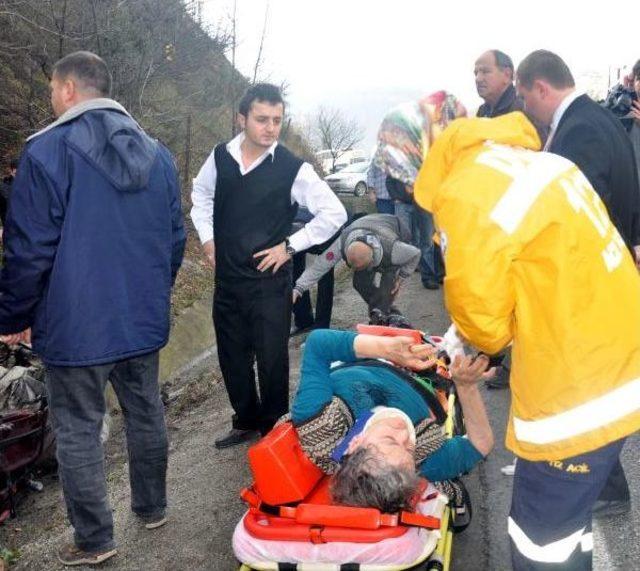 Bolu Daği nda Otomobil Şarampole Yuvarlandi: 3 Yarali 1