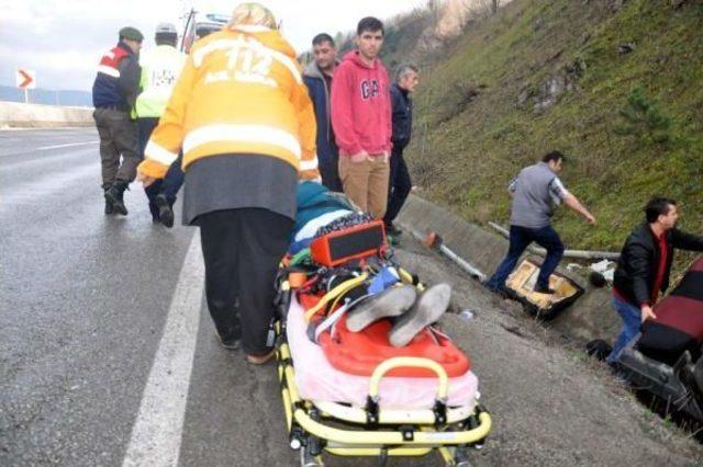 Bolu Daği nda Otomobil Şarampole Yuvarlandi: 3 Yarali 2