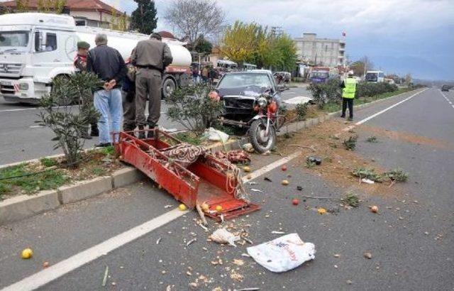 Otomobil Sepetli Motosiklete Çarpti: 1 Ölü, 2 Yarali