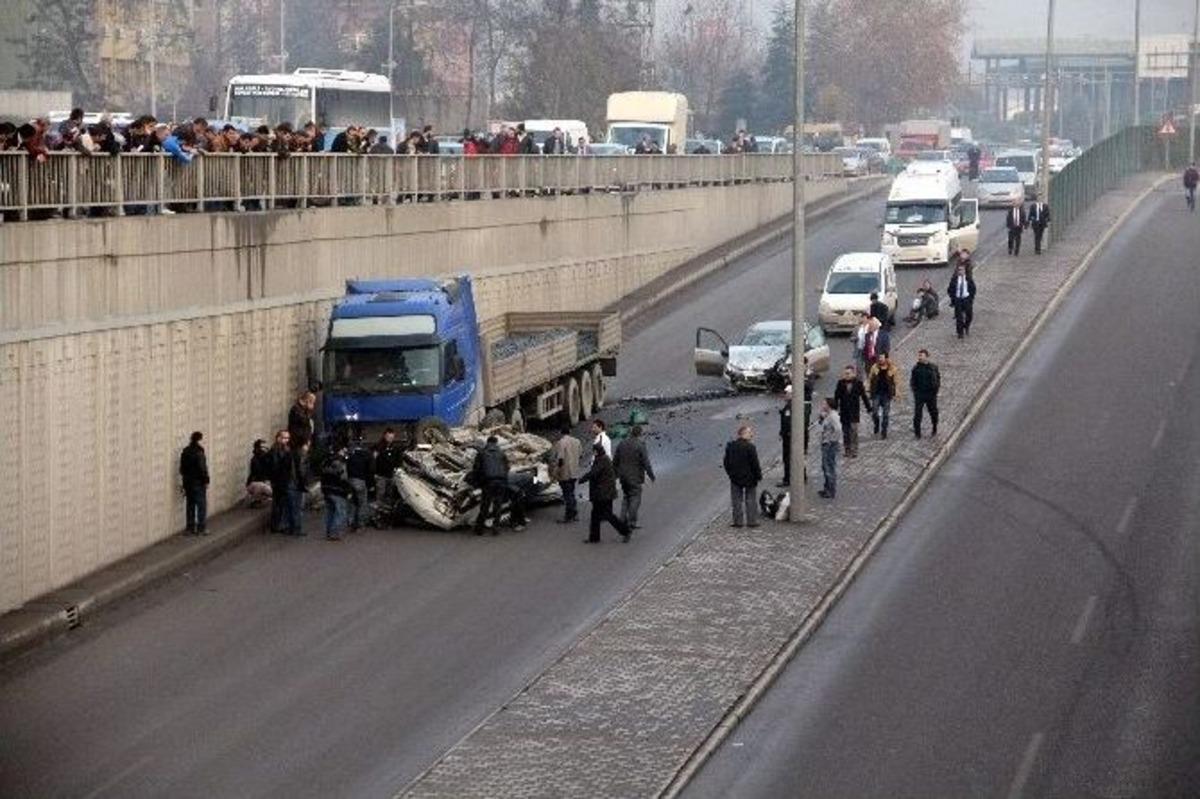 Karab&uuml;k&rsquo;te Trafik Kazası: 4 Yaralı