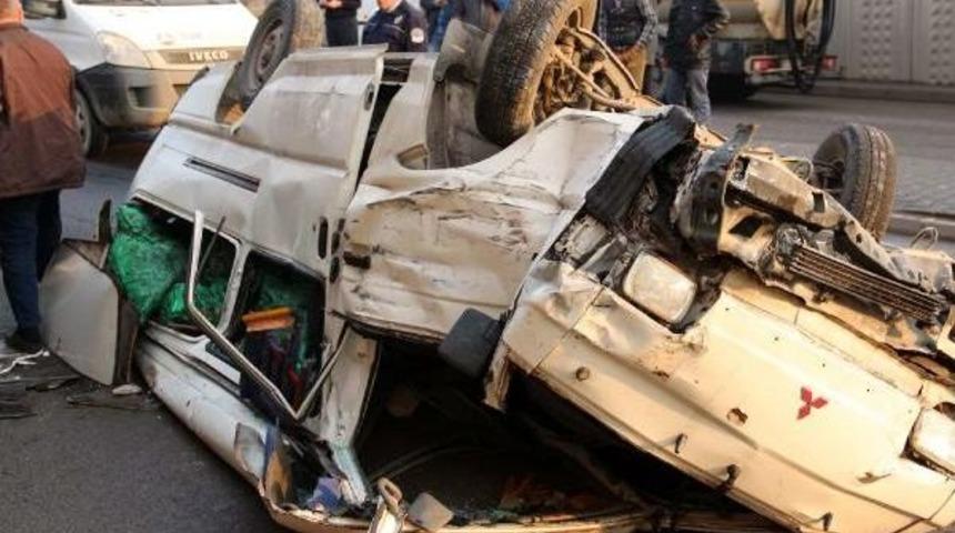 Minib&uuml;s, Otomobil Ve Tir'a &Ccedil;arpti: 4 Yarali