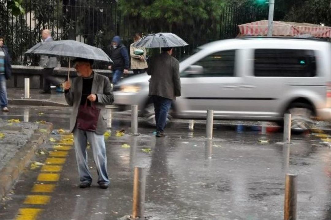 İzmir&rsquo;de Yağmur Hayatı Olumsuz Etkiledi