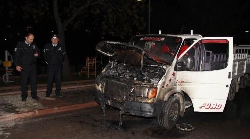 Park Halindeki Kamyoneti Benzin D&ouml;k&uuml;p Yaktılar